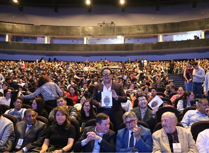 Laman Carranza escenario Venki Ramakrishnan presentacion libro por que nos morimos