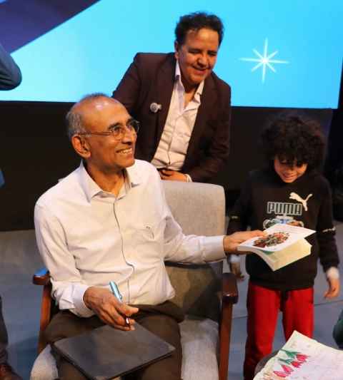 Laman Carranza y Venki Ramakrishnan presentacion libro por que nos morimos sesion fotos